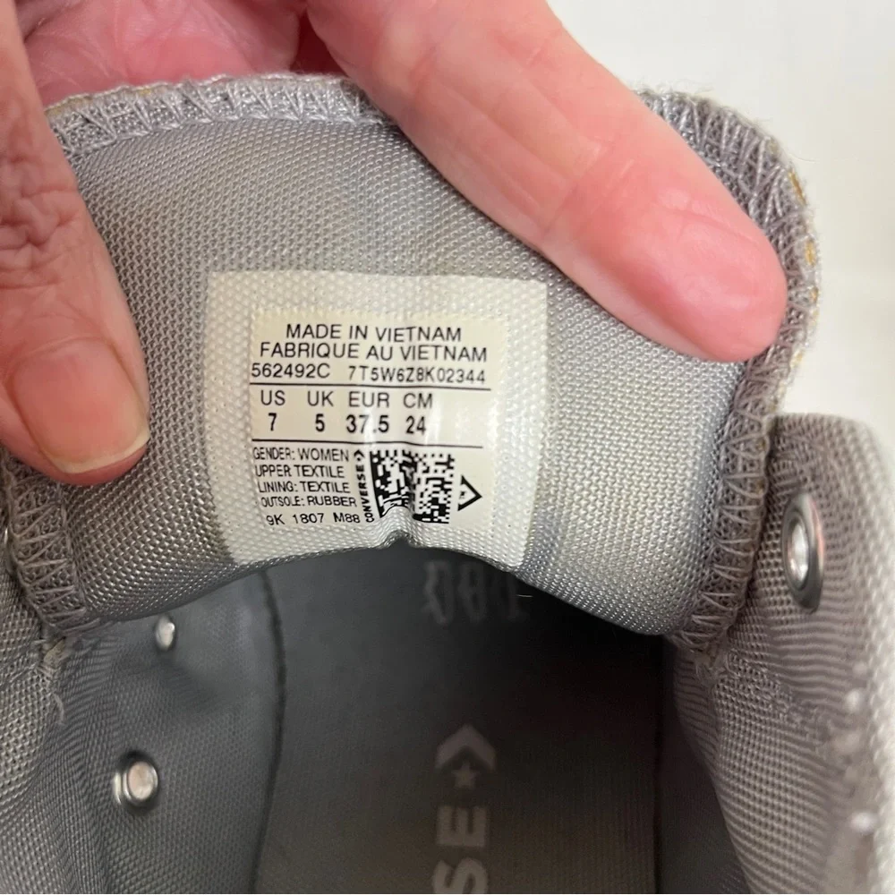 Converse Hightops Size 7 Worn Twice nice lining Lt gray mesh Breathable fabric. - Picture 8 of 10